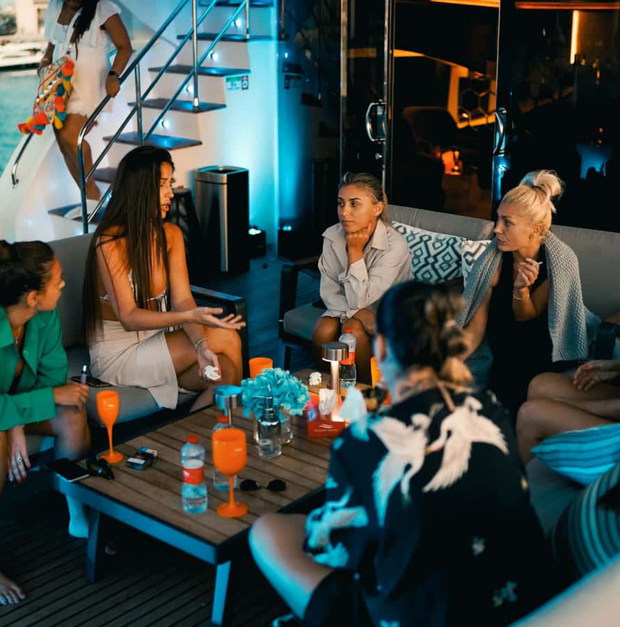 Dubai: Superyacht Experience with Party & Live DJ - Dinner, the pasta station, and the included bar