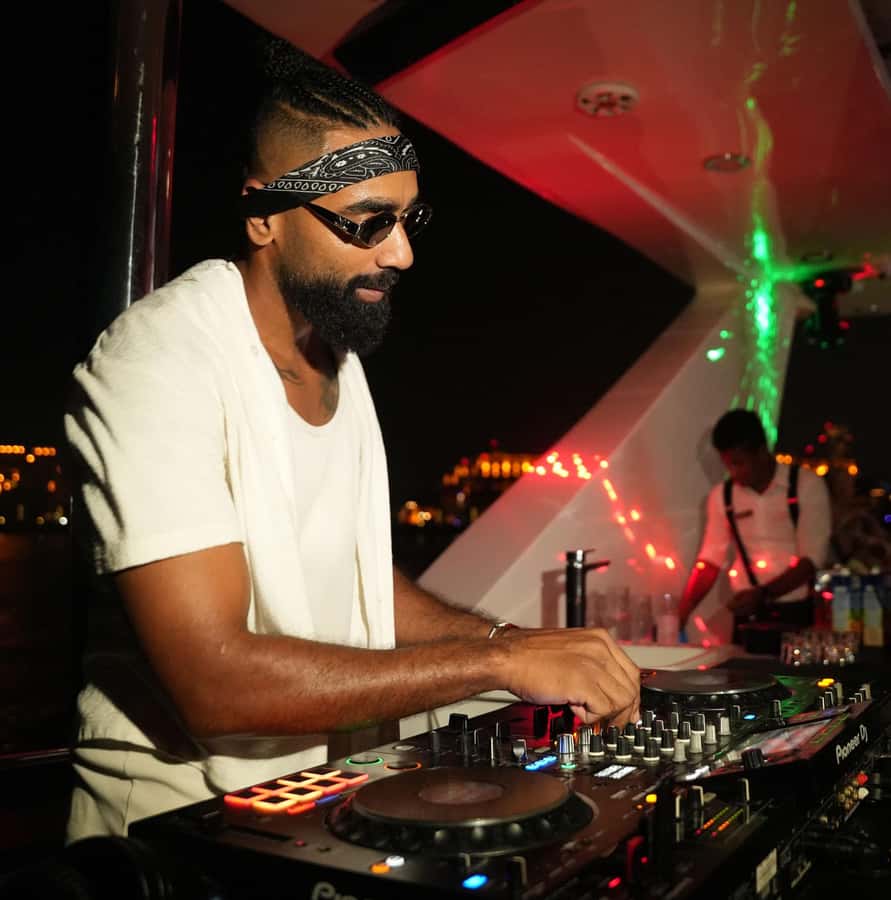 Dubai: Superyacht Experience with Party & Live DJ - What the $113 price really buys you