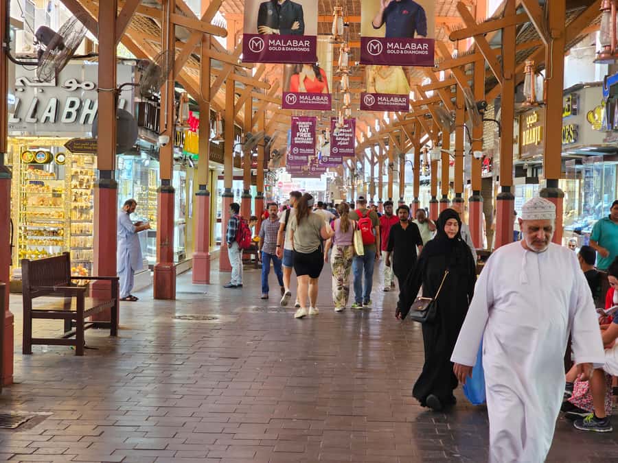 Dubai: Top 15 Must-See Dubai Sightseeing Tour in a SUV/VAN - The shawarma break gives the tour a local pause