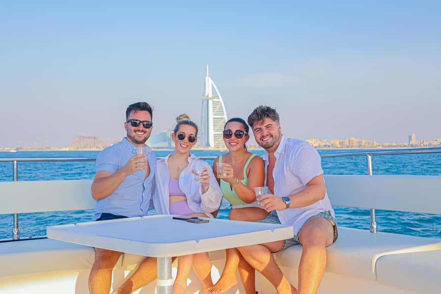 Dubai Waves & Dunes: Luxury Yacht Cruise w/ Red Dunes Safari - Sandboarding without a steep learning curve