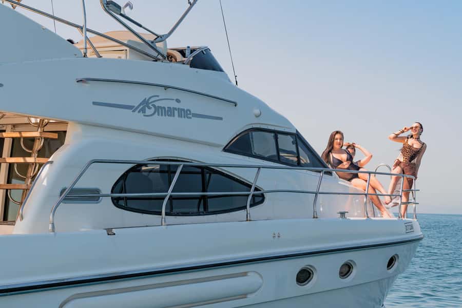 Dubai Yacht Tour - Boat Trip upto 12 guests Private event - Starting at Dubai Harbour Yacht Club