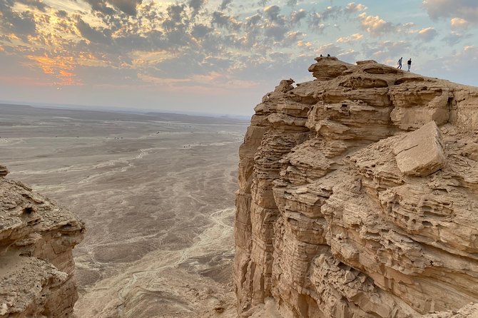 Edge of the World with 4x4 vehicles, sunset Dinner and stargazing - Walking the cliffs above the desert