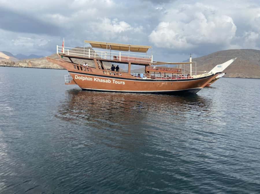From Khasab: Fjords of Musandam Dhow Cruise & Buffet Lunch - Lunch, drinks, and life on the dhow