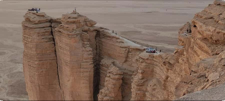 From Riyadh: Tuwaiq Mountains and Najd Plateau Day Trip - Campfire food, Arabic coffee, and black tea