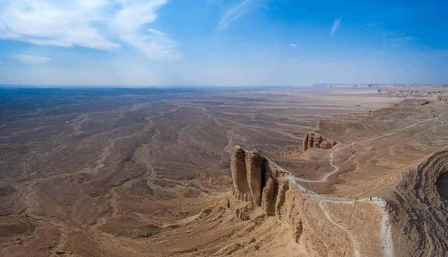 From Riyadh: Tuwaiq Mountains and Najd Plateau Day Trip - Waiting for sunset over the desert