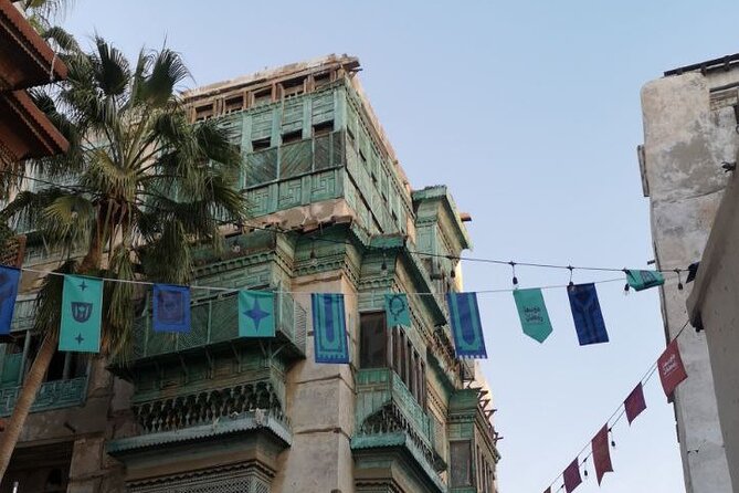 Historic District Tour in Jeddah by a Local Guide - Coffee, tea, dates, and a slower Saudi welcome