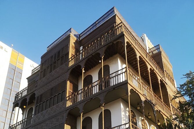 Historic District Tour in Jeddah by a Local Guide - Starting at Bab Alfurdhah and the old gates