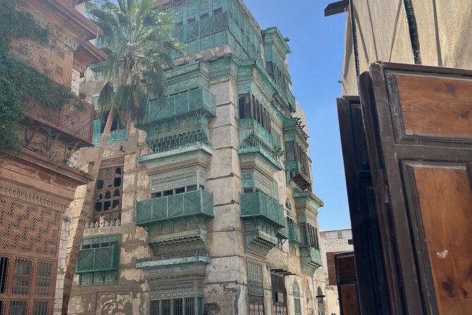 Historical & Heritage Tour in Jeddah Al Balad - What the guide adds