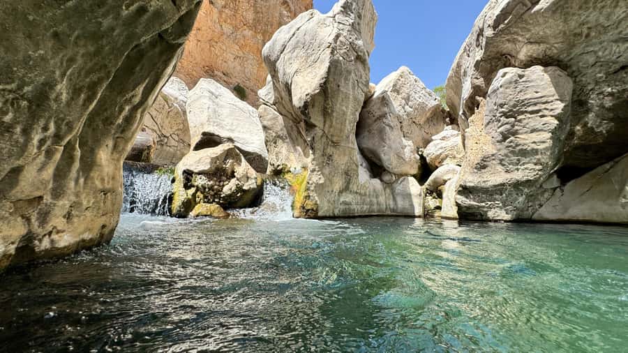 Muscat: Wahiba Desert and Wadi Bani Khalid Guided Group Tour - Why the wadi and desert work so well together
