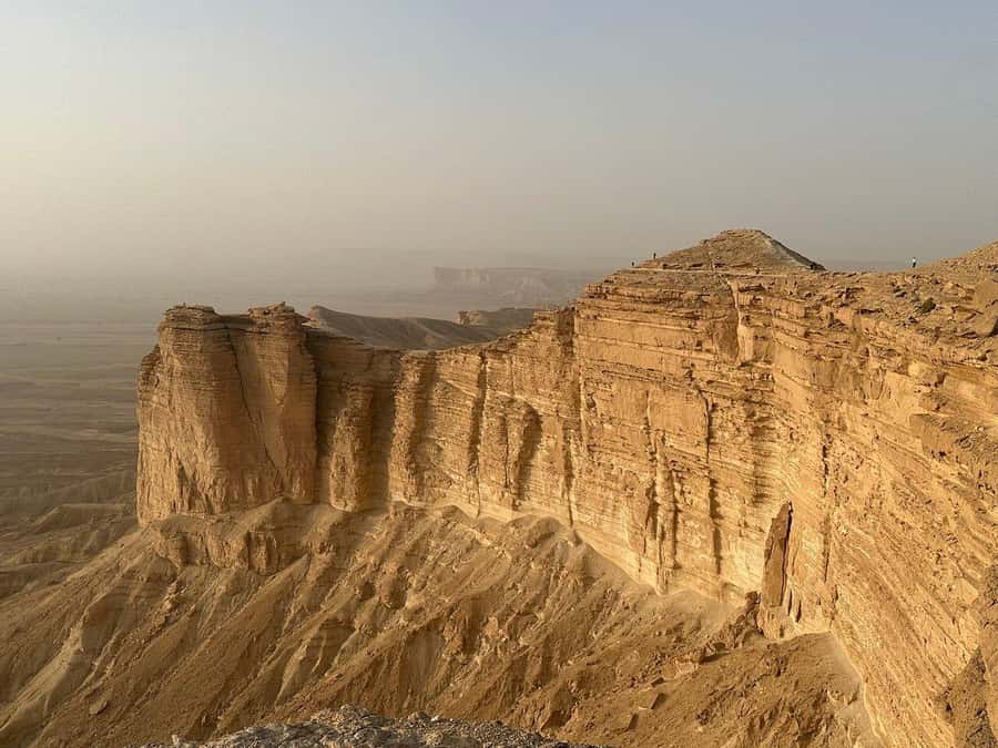 Riyadh: Edge Of The World and Bats Cave Tour by 4x4 - Hiking to the Edge of the World