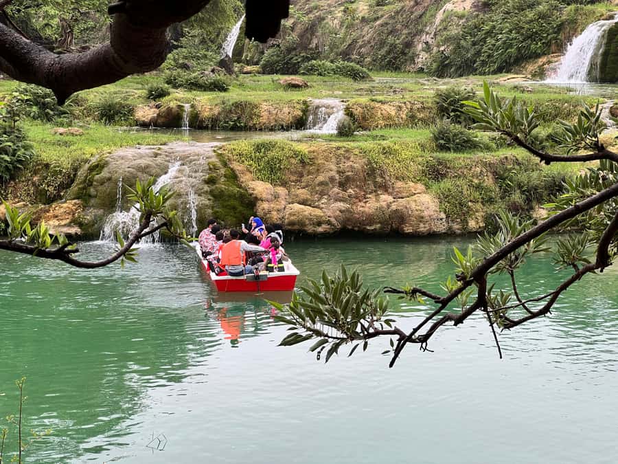Salalah: Wadi Darbat, Jabal Samhan, Baobab, Mirbat Sand Dune - Tawi Attair is the dramatic stop below the mountain